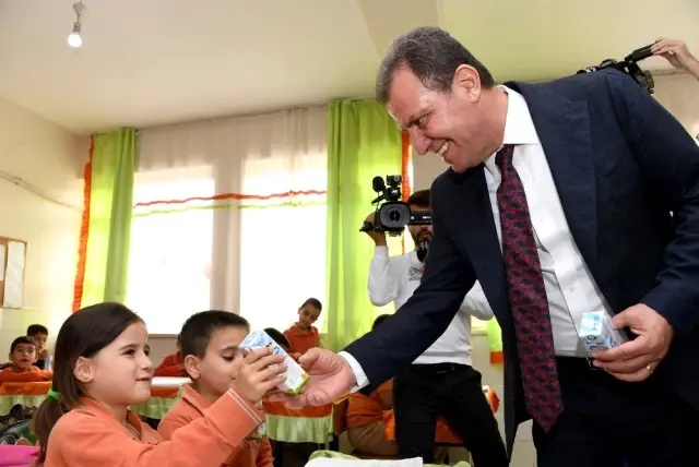 Mersin Büyükşehir Belediyesi okullarda süt dağıtımına başladı Mersin Büyükşehir Belediyesi okullarda süt dağıtımına başladı