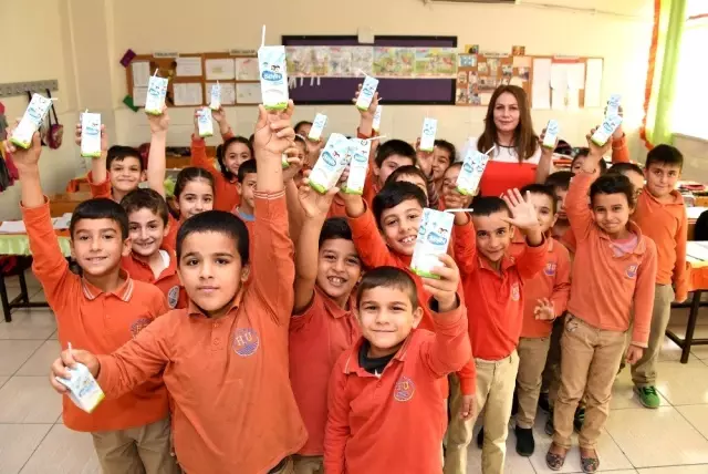 Mersin Büyükşehir Belediyesi okullarda süt dağıtımına başladı Mersin Büyükşehir Belediyesi okullarda süt dağıtımına başladı