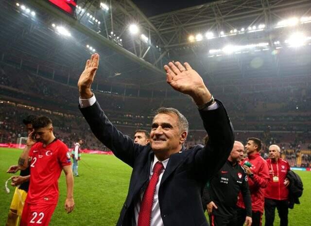Millilerde maç sonu büyük sevinç! TT Stadı yıkıldı