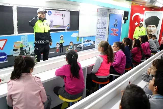 Minik yüreklere uygulamalı olarak trafik bilinci aşılanıyor Minik yüreklere uygulamalı olarak trafik bilinci aşılanıyor
