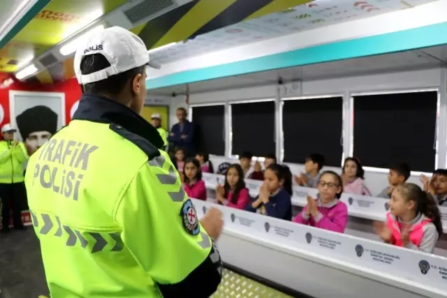 Minik yüreklere uygulamalı olarak trafik bilinci aşılanıyor Minik yüreklere uygulamalı olarak trafik bilinci aşılanıyor