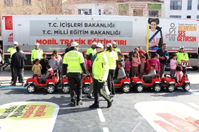 Minik yüreklere uygulamalı olarak trafik bilinci aşılanıyor Minik yüreklere uygulamalı olarak trafik bilinci aşılanıyor