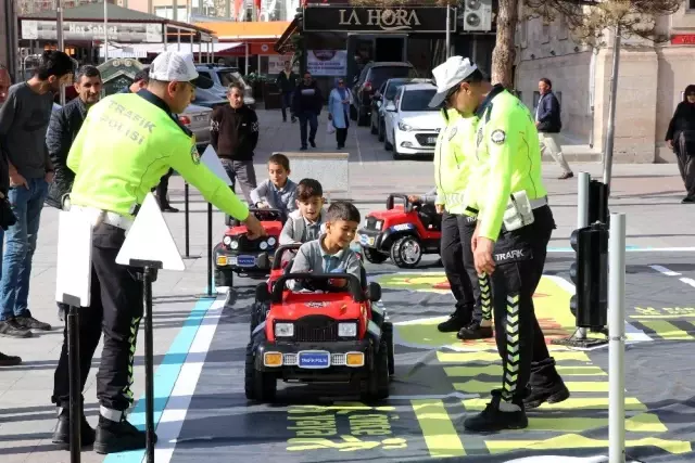 Minik yüreklere uygulamalı olarak trafik bilinci aşılanıyor Minik yüreklere uygulamalı olarak trafik bilinci aşılanıyor