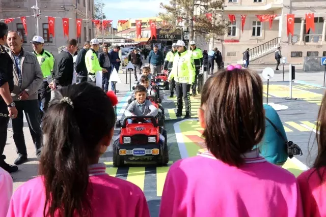 Minik yüreklere uygulamalı olarak trafik bilinci aşılanıyor Minik yüreklere uygulamalı olarak trafik bilinci aşılanıyor