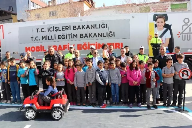 Minik yüreklere uygulamalı olarak trafik bilinci aşılanıyor Minik yüreklere uygulamalı olarak trafik bilinci aşılanıyor