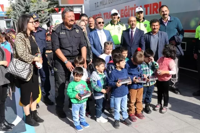 Minik yüreklere uygulamalı olarak trafik bilinci aşılanıyor Minik yüreklere uygulamalı olarak trafik bilinci aşılanıyor