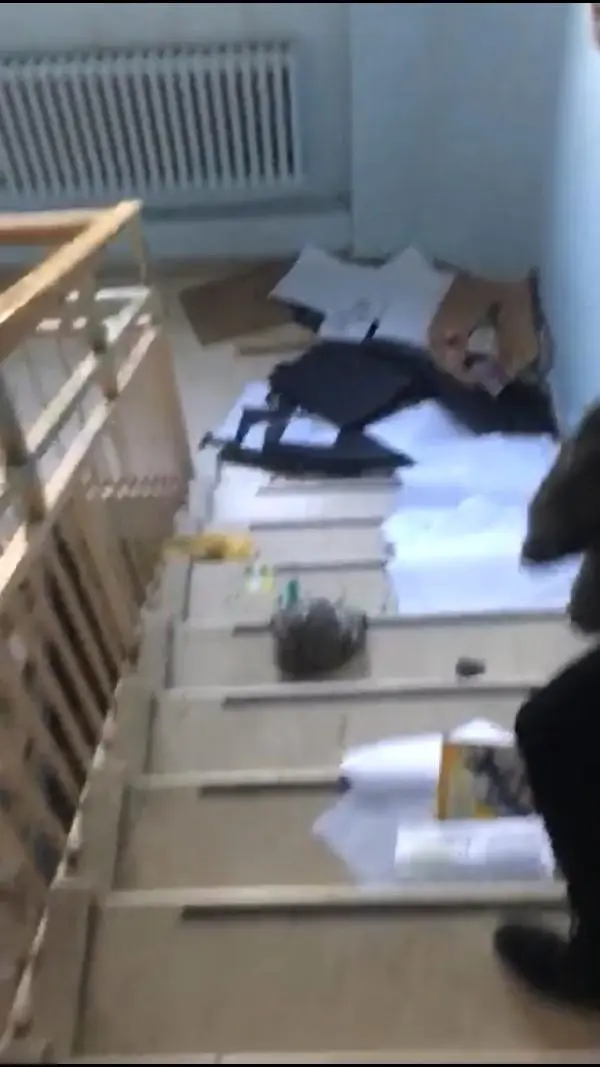 Öğrencilerin eşyaları merdiven boşluğuna atıldı