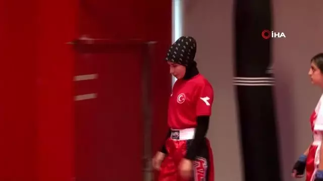 (Özel haber) Hem öğrencilerini hem de kendisini şampiyon yapmak için çalışıyor (Özel haber) Hem öğrencilerini hem de kendisini şampiyon yapmak için çalışıyor