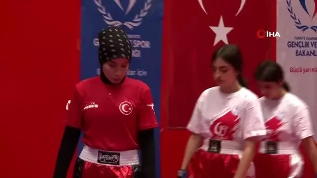 (Özel haber) Hem öğrencilerini hem de kendisini şampiyon yapmak için çalışıyor (Özel haber) Hem öğrencilerini hem de kendisini şampiyon yapmak için çalışıyor