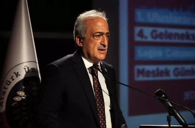 Sağlık çalışanları Atatürk Üniversitesi'nde buluştu Sağlık çalışanları Atatürk Üniversitesi'nde buluştu