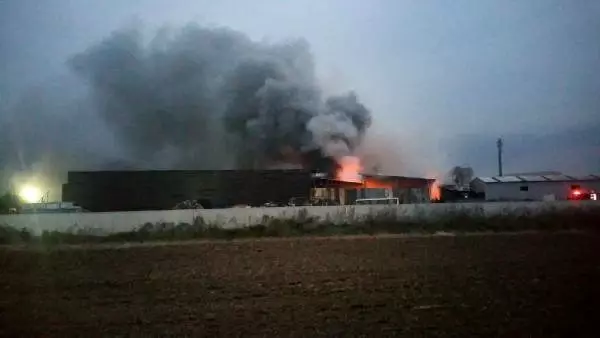 Sakarya'da, geri dönüşüm fabrikasında yangın (2) Sakarya'da, geri dönüşüm fabrikasında yangın (2)