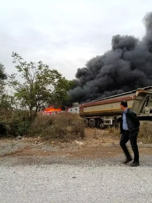 Sakarya'da, geri dönüşüm fabrikasında yangın (2) Sakarya'da, geri dönüşüm fabrikasında yangın (2)