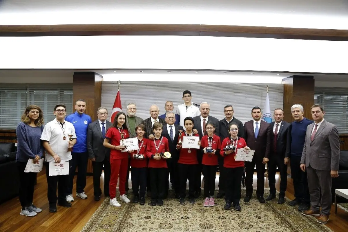 Şampiyon öğrenciler Büyükşehir'de