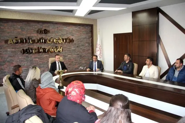 Şampiyon Öğretmen Takımından Milli Eğitim Müdürü Tekin'e ziyaret