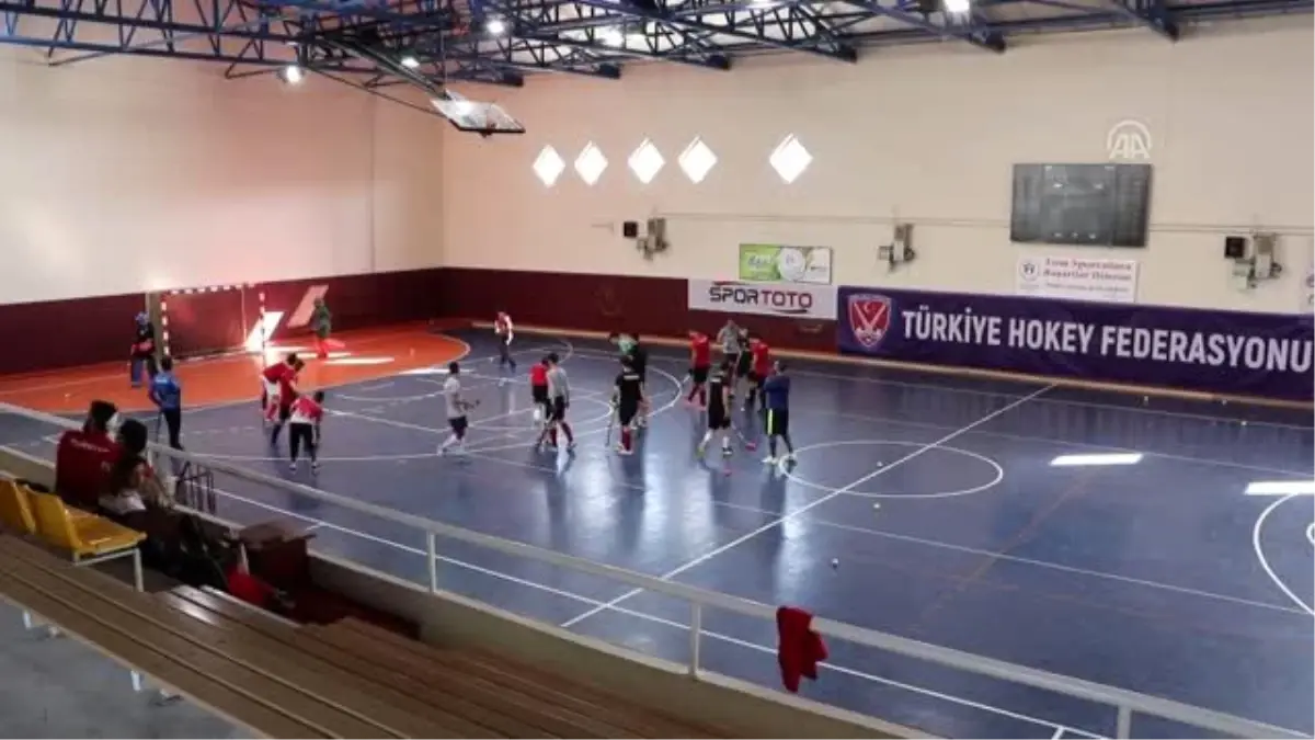 Sanayinin kapısından döndü, milli hokeyci oldu