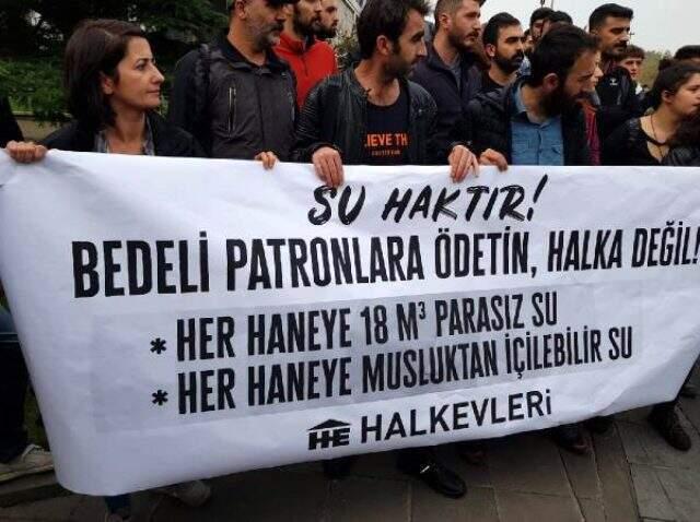 Seçimlerde İmamoğlu'nu destekleyen grup, İBB binası önünde su zammını protesto etti