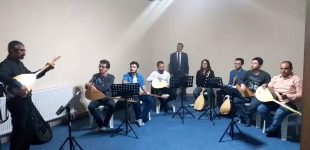Şehzadeler Belediyesinden bağlama kursu Şehzadeler Belediyesinden bağlama kursu