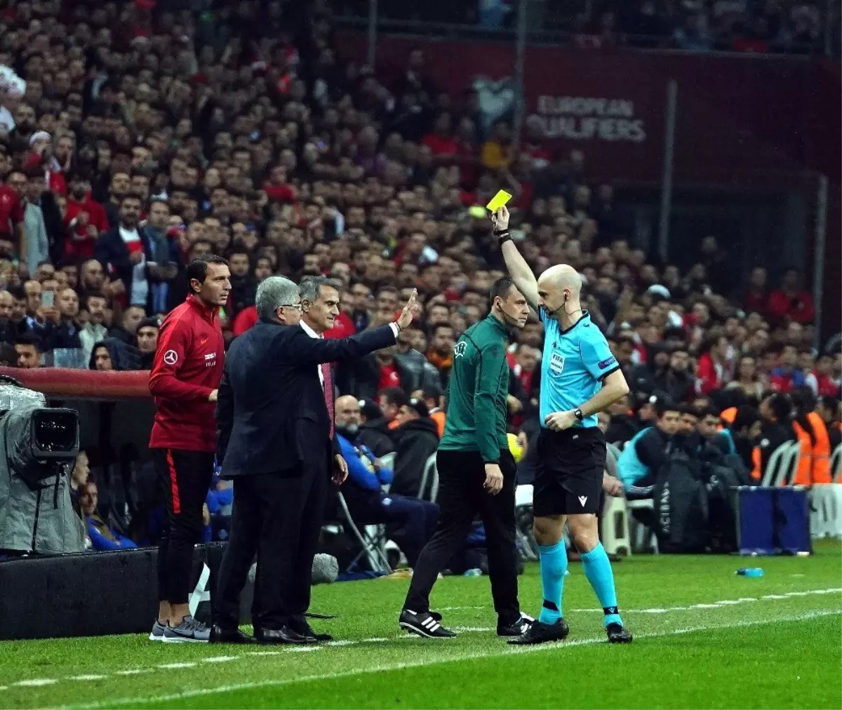 Şenol Güneş sarı kart gördü