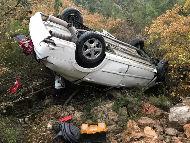 Taklalar atarak 80 metrelik şarampole yuvarlanan aracın sürücüsü o araçtan sağ çıktı Taklalar atarak 80 metrelik şarampole yuvarlanan aracın sürücüsü o araçtan sağ çıktı