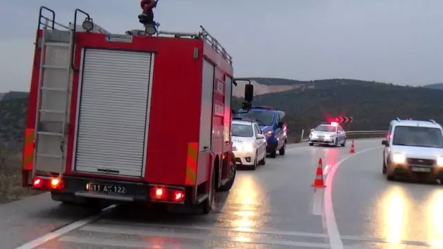 Taklalar atarak 80 metrelik şarampole yuvarlanan aracın sürücüsü o araçtan sağ çıktı Taklalar atarak 80 metrelik şarampole yuvarlanan aracın sürücüsü o araçtan sağ çıktı