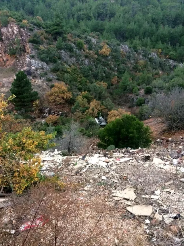 Taklalar atarak 80 metrelik şarampole yuvarlanan aracın sürücüsü o araçtan sağ çıktı Taklalar atarak 80 metrelik şarampole yuvarlanan aracın sürücüsü o araçtan sağ çıktı