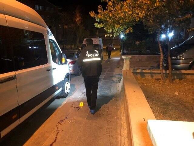 Tartıştığı kocasını, çocuğunun gözü önünde bıçakla ağır yaraladı