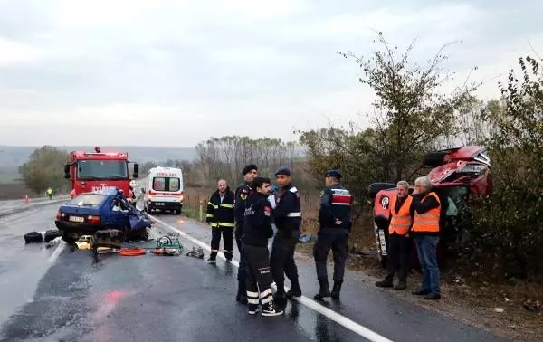Tekirdağ'da otomobille hafif ticari araç çarpıştı: 2 ölü, 3 yaralı Tekirdağ'da otomobille hafif ticari araç çarpıştı: 2 ölü, 3 yaralı