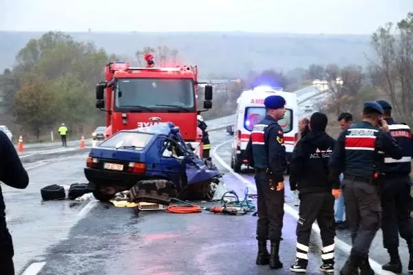Tekirdağ'da otomobille hafif ticari araç çarpıştı: 2 ölü, 3 yaralı Tekirdağ'da otomobille hafif ticari araç çarpıştı: 2 ölü, 3 yaralı