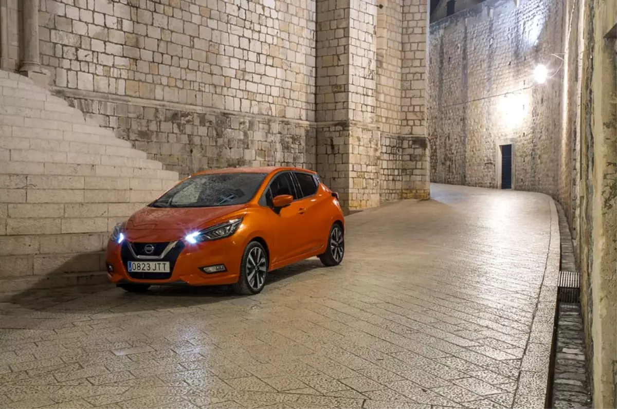 Ниссан микра безопасность. Nissan Micra оранжевый. Ниссан Микра оранжевый.