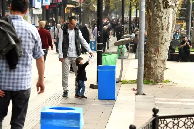 Yerdeki pet şişeyi çöpe attılar, alkış yağmuruna tutulunca şaşkına döndüler Yerdeki pet şişeyi çöpe attılar, alkış yağmuruna tutulunca şaşkına döndüler