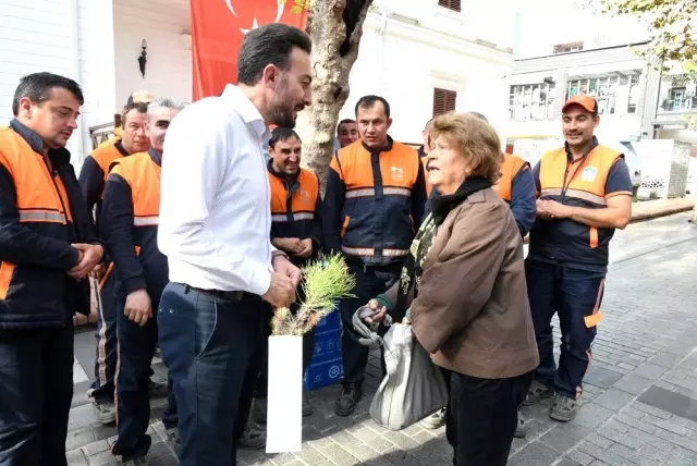Yerdeki pet şişeyi çöpe attılar, alkış yağmuruna tutulunca şaşkına döndüler Yerdeki pet şişeyi çöpe attılar, alkış yağmuruna tutulunca şaşkına döndüler