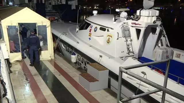 Yunan güvenlik güçlerinin 'düzensiz göçmen teknesi'ne ateş açtığı iddia edildi Yunan güvenlik güçlerinin 'düzensiz göçmen teknesi'ne ateş açtığı iddia edildi