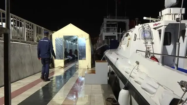 Yunan güvenlik güçlerinin 'düzensiz göçmen teknesi'ne ateş açtığı iddia edildi Yunan güvenlik güçlerinin 'düzensiz göçmen teknesi'ne ateş açtığı iddia edildi