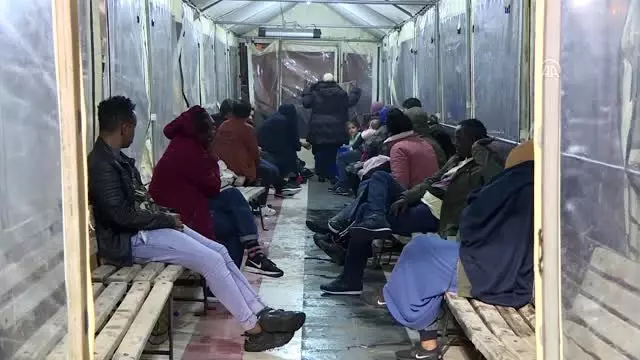 Yunan güvenlik güçlerinin 'düzensiz göçmen teknesi'ne ateş açtığı iddia edildi Yunan güvenlik güçlerinin 'düzensiz göçmen teknesi'ne ateş açtığı iddia edildi