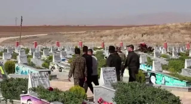 ABD askerleri, Barış Pınarı Harekatı'nda öldürülen teröristlerin mezarlığında görüntülendi