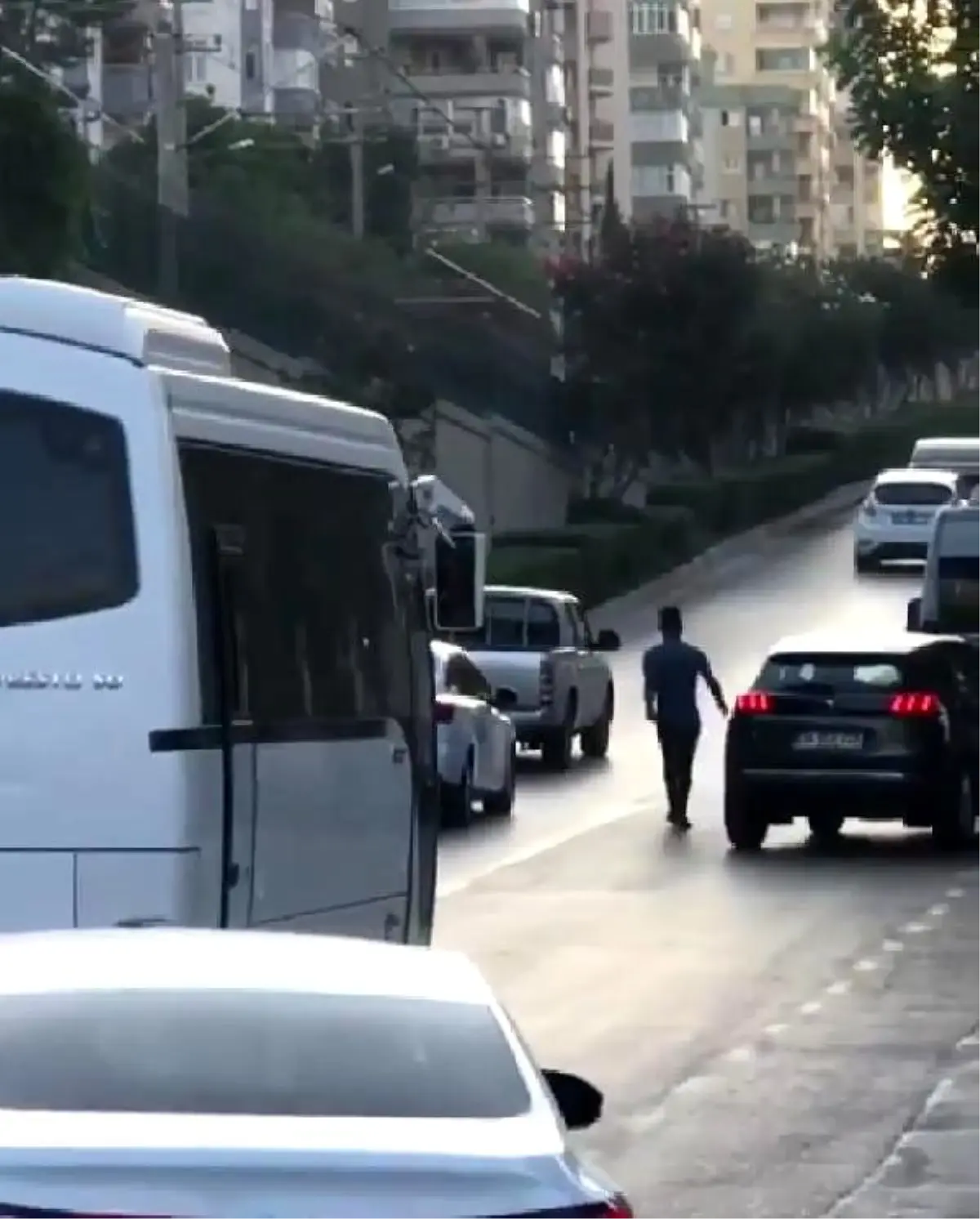 Akan trafikte tehlikeye aldırmadan yürüdü