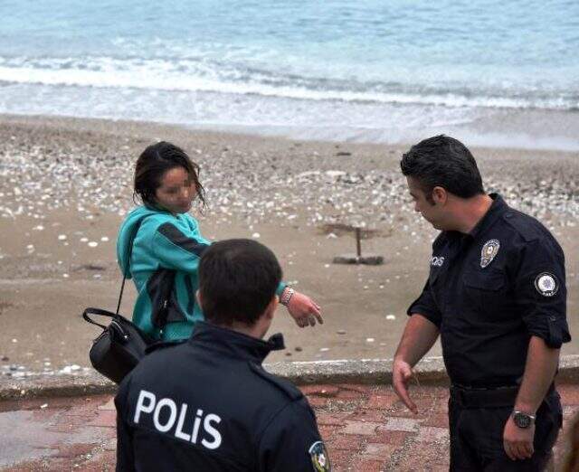 Antalya'da ilginç olay! Kazak kadın ortalığı karıştırıp, dans ederek gözden kayboldu