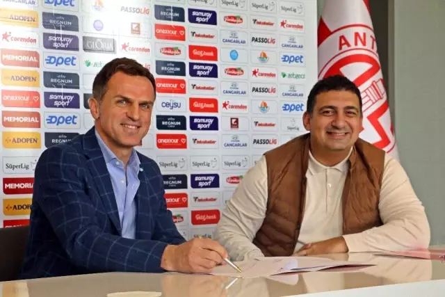 Antalyaspor'da Stjepan Tomas imzayı attı Antalyaspor'da Stjepan Tomas imzayı attı