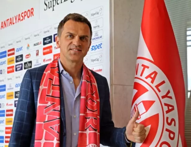 Antalyaspor'da Stjepan Tomas imzayı attı Antalyaspor'da Stjepan Tomas imzayı attı