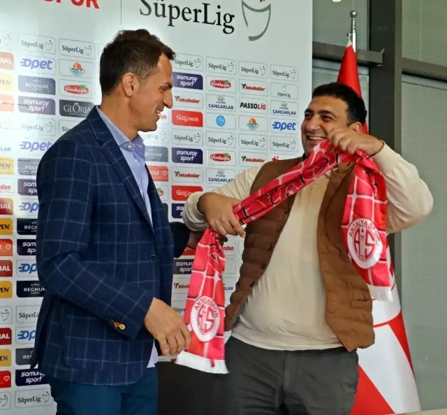 Antalyaspor'da Stjepan Tomas imzayı attı Antalyaspor'da Stjepan Tomas imzayı attı