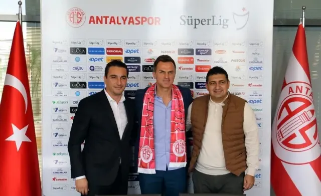 Antalyaspor'da Stjepan Tomas imzayı attı Antalyaspor'da Stjepan Tomas imzayı attı