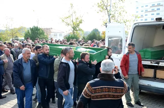 Bafra'da silahlı saldırı sonucu ölen kişinin cenazesi defnedildi Bafra'da silahlı saldırı sonucu ölen kişinin cenazesi defnedildi