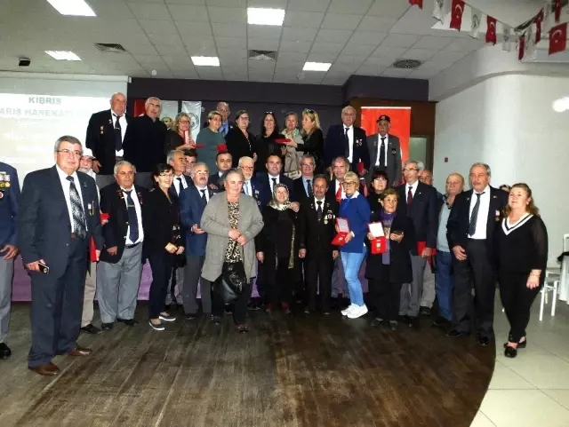 Balıkesir'de 157 Kıbrıs Gazisi'ne 45 yıl sonra madalya...Hayatta olmayanların çocukları duygusal... Balıkesir'de 157 Kıbrıs Gazisi'ne 45 yıl sonra madalya...Hayatta olmayanların çocukları duygusal...