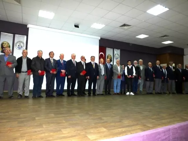 Balıkesir'de 157 Kıbrıs Gazisi'ne 45 yıl sonra madalya...Hayatta olmayanların çocukları duygusal... Balıkesir'de 157 Kıbrıs Gazisi'ne 45 yıl sonra madalya...Hayatta olmayanların çocukları duygusal...
