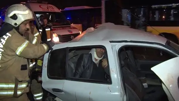 Belediye otobüsü otomobile çarptı: 1'i ağır 3 yaralı