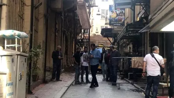 Beyoğlu'nda yıkımına başlanan binanın duvarı çöktü; 1 kişi altında kaldı (1) Beyoğlu'nda yıkımına başlanan binanın duvarı çöktü; 1 kişi altında kaldı (1)
