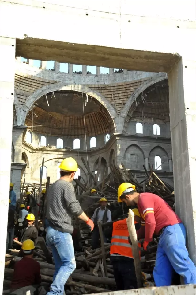 Cami inşaatında çöken iskelenin altında kalan inşaat mühendisini 250 kişi arıyor Cami inşaatında çöken iskelenin altında kalan inşaat mühendisini 250 kişi arıyor
