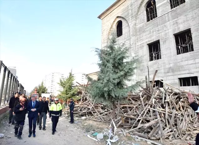 Cami inşaatında çöken iskelenin altında kalan inşaat mühendisini 250 kişi arıyor Cami inşaatında çöken iskelenin altında kalan inşaat mühendisini 250 kişi arıyor