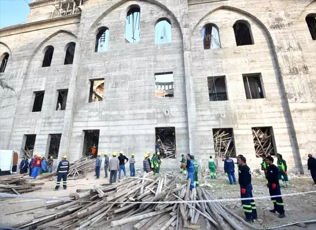 Cami inşaatında çöken iskelenin altında kalan inşaat mühendisini 250 kişi arıyor Cami inşaatında çöken iskelenin altında kalan inşaat mühendisini 250 kişi arıyor