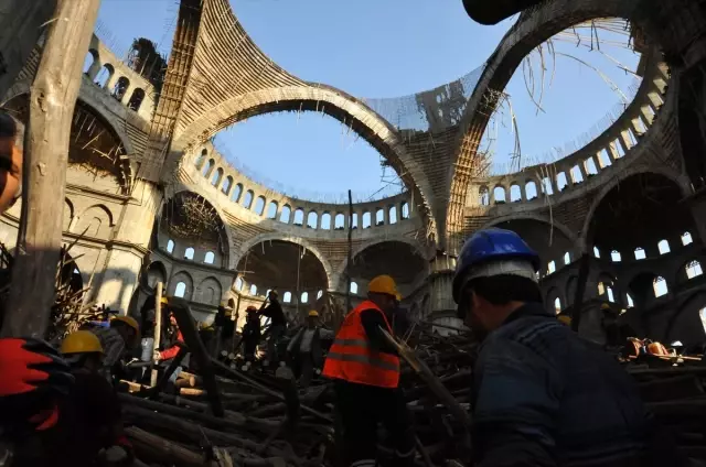 Cami inşaatında çöken iskelenin altında kalan inşaat mühendisini 250 kişi arıyor Cami inşaatında çöken iskelenin altında kalan inşaat mühendisini 250 kişi arıyor